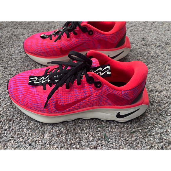 Nike Motiva walking shoe in the Bright Crimson/Fuchsia Dream/Black colorway sz7 - Picture 4 of 7